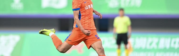 xcsports杏彩体育-泰山带刀后卫！20岁彭啸在中乙曾3场梅开二度，本场凌空爆射破门